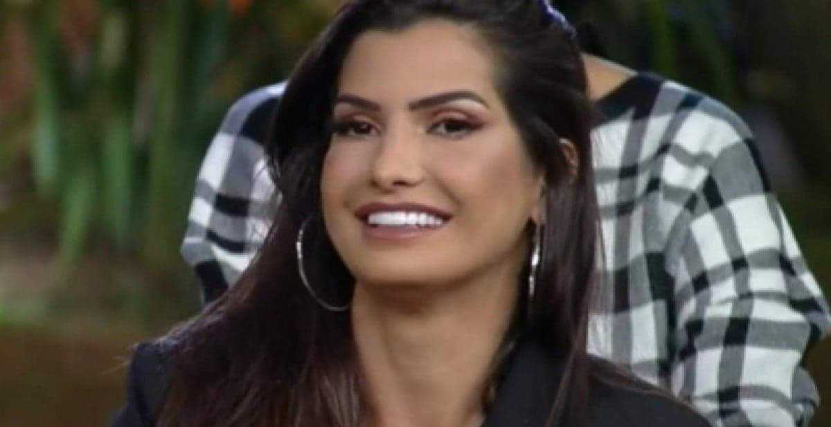 Marina Ferrari coloca fogo no cabelo (Foto: Reprodução/ Record TV) Marina Ferrari coloca fogo no cabelo (Foto: Reprodução/ Record TV)
