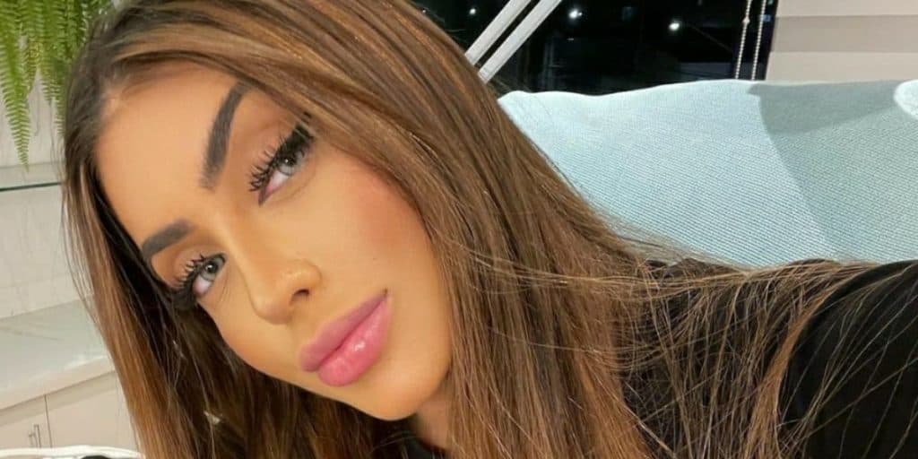 MC Mirella é atacada em show, é retirada às pressas por seguranças e desabafa: "De propósito"