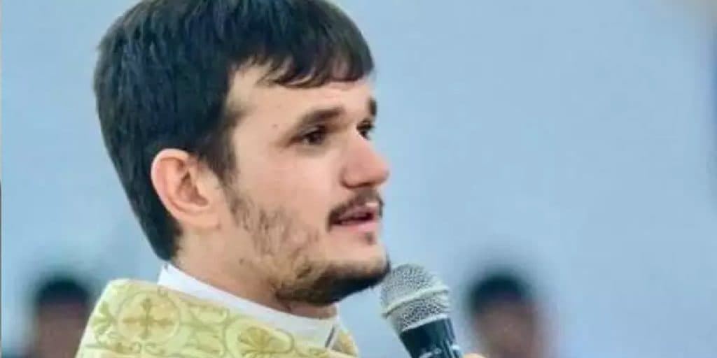 Padre Patrick posta foto sem camisa nas redes sociais e causa alvoroço na web: "Me perdoe, eu pequei”