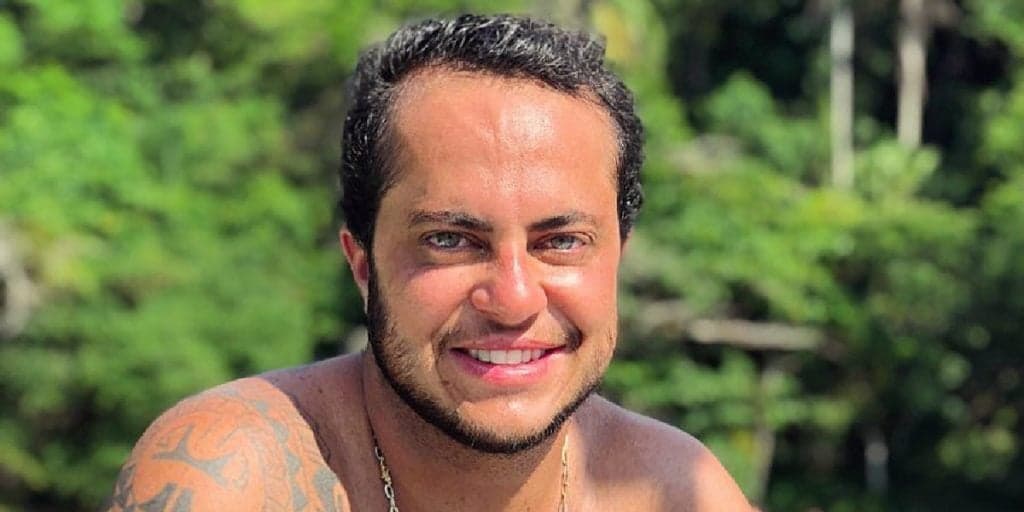 Thammy Miranda é colocado contra parede no “A Tarde É Sua” e esclarece sobre implante peniano