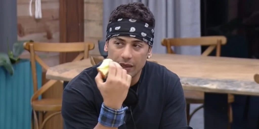 A Fazenda 13: Tiago toma café que Rico jogou no chão e confessa: "Saborzinho diferente"