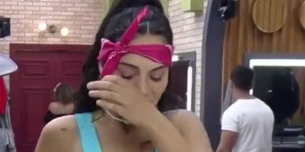 A Fazenda 13: Aline desaba, choradeira toma conta e atitude é tomada às pressas: "Louca?"