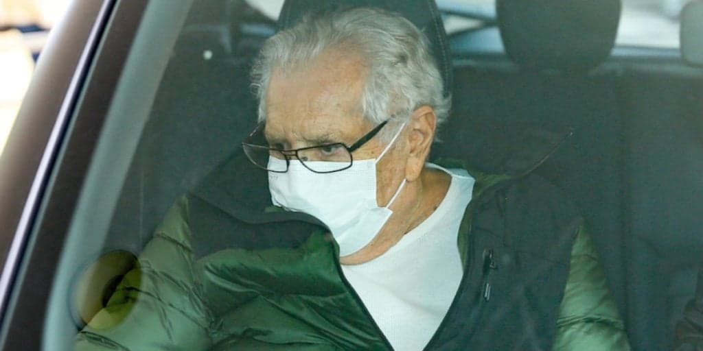 Filho de Carlos Alberto é chamado em hospital após internação às pressas do pai e fotos são expostas: "Aos 85 anos"
