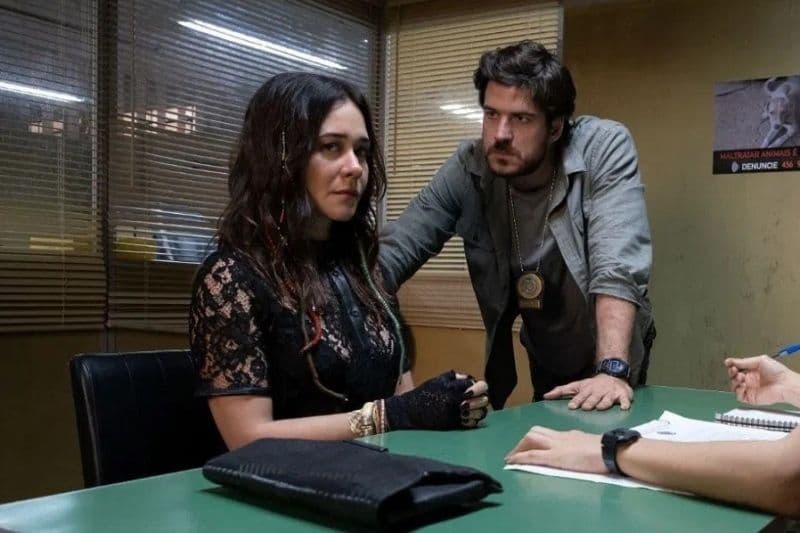 Alessandra Negrini e Marco Pigossi, que eram da Globo, em "Cidade Invisível" (Foto: Divulgação/Netflix)