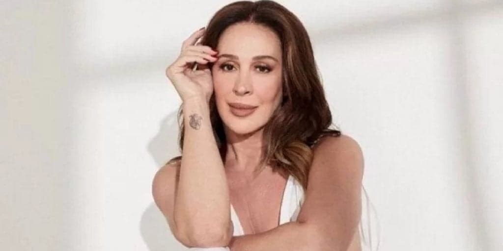 Claudia Raia estica perna no alto e escancara corpo chocante, após expor gravidez aos 53 anos de idade