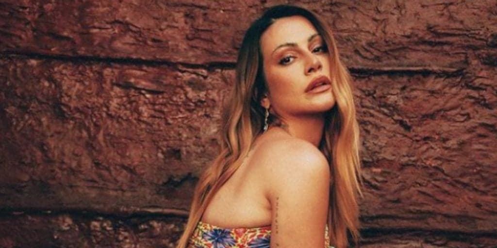Cleo surge puxando biquíni com força e deixa parte íntima depilada à mostra: "Exibindo tudo"