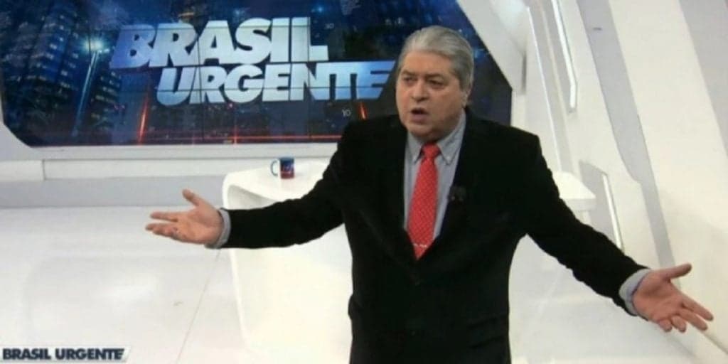 Datena surta, se irrita com erro da produção da Band ao vivo e berra com funcionários: "Trouxa aqui não"