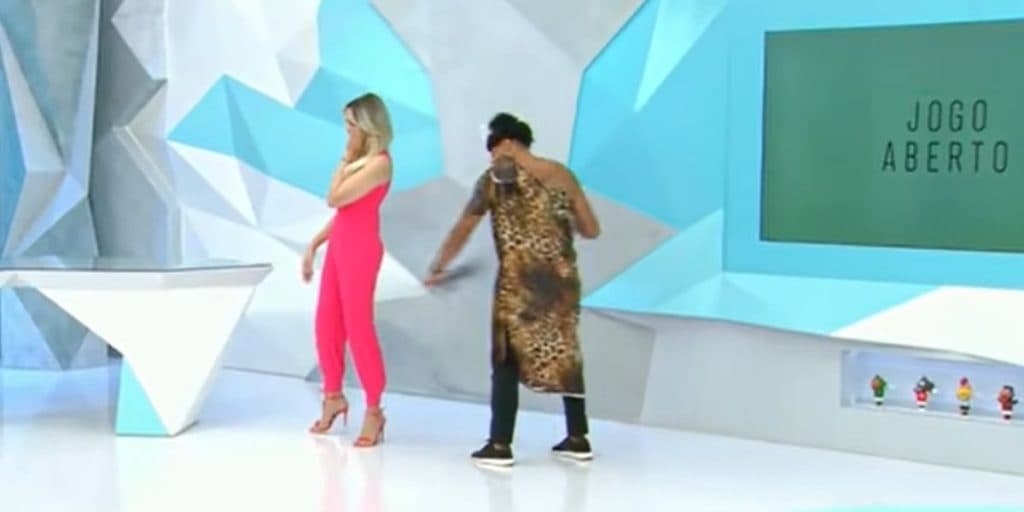 Denílson surge vestido de mulher na Band, bate na bunda de Renata Fan e dá recado à esposa: "Não queria desejar"