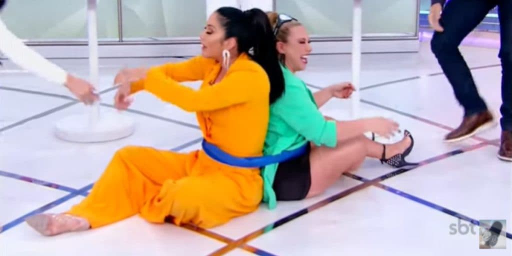 No Programa Silvio Santos, Helen Ganzarolli e Flor Hernadez tomam tombo feio: "Não consigo levantar"