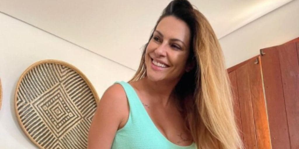 Cleo passa dos limites, puxa a calcinha como nunca e parte íntima grandona explode: "Gostosa"