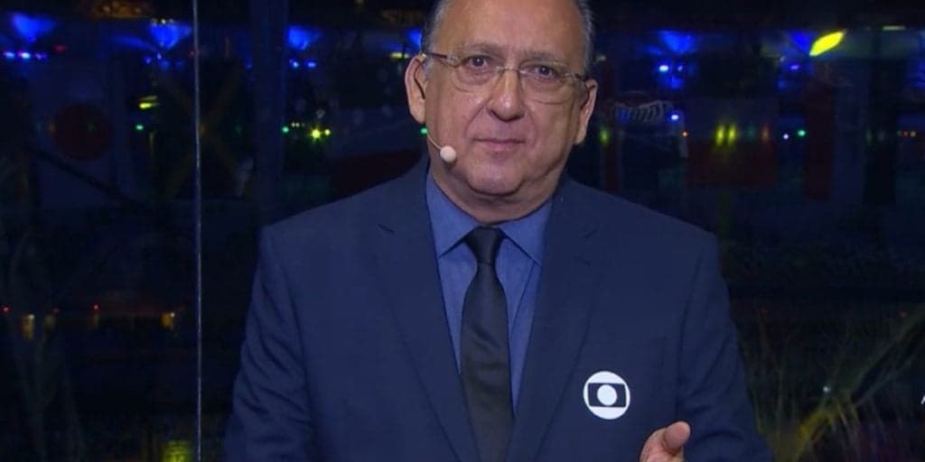 Em clique raro, Galvão Bueno surge ao lado da esposa e ostenta fortuna em praia de Miami