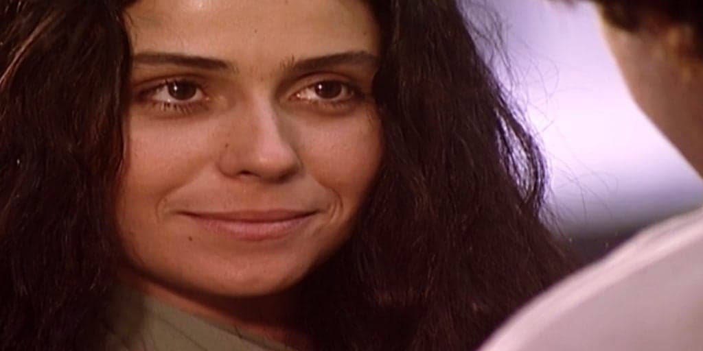 O Clone - Sem imaginar traição, Ali atira Jade nos braços de Lucas e casal fogem para o Brasil: "Me converto"