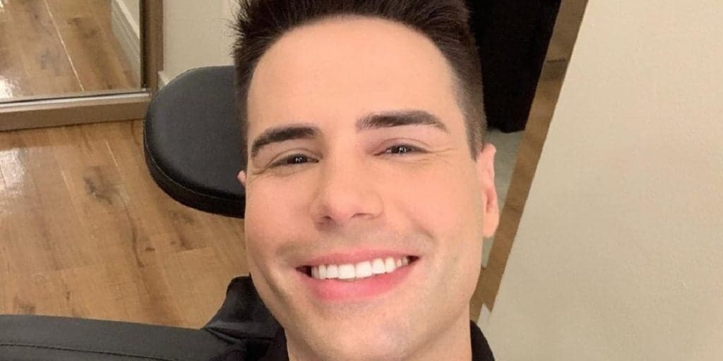 Luiz Bacci, após receber recado de famoso em rede nacional, é flagrado aos beijos em festa sigilosa e gera choque