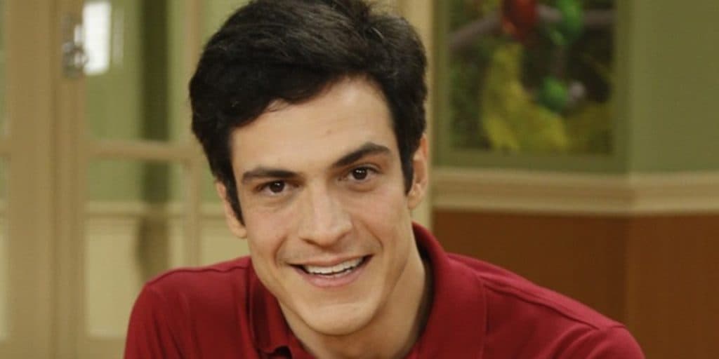 Mateus Solano expõe sobre beijo gay dado em galã da Globo e assume felicidade: "Emoção muito grande"