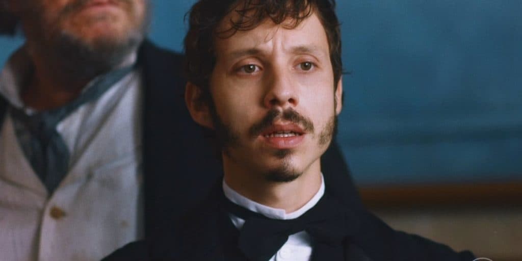 Nos Tempos do Imperador: Nélio joga tudo para o alto, enfrenta Tonico e declara o seu amor a Dolores, mas o pior acontece