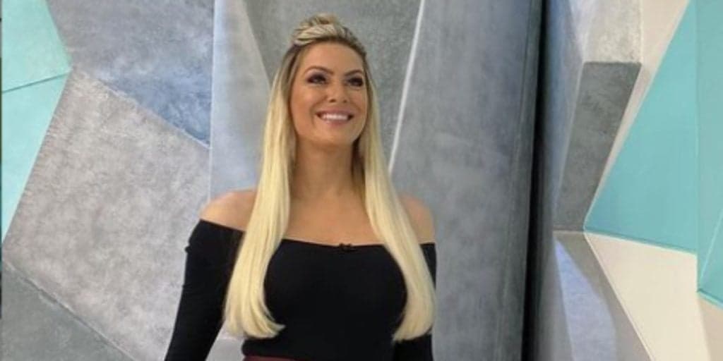 Renata Fan surge com mini biquíni marcando parte íntima e deixa público perplexo: "Tô chocada"