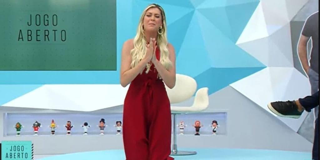 Renata Fan enlouquece, ajoelha nos estúdios da Band, esmurra o chão e fica aos berros: "Eu precisava desabafar"