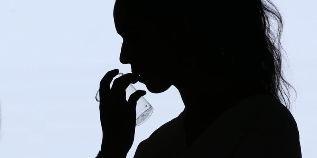 Apresentadora famosa leva chifre do marido, se recusa a se separar e recebe proposta ousada: "Em grupo"
