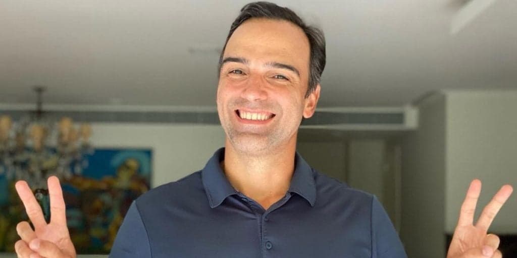Tadeu Schmidt, após ser arrancado do Fantástico, larga o paletó e grava na Globo de pijama