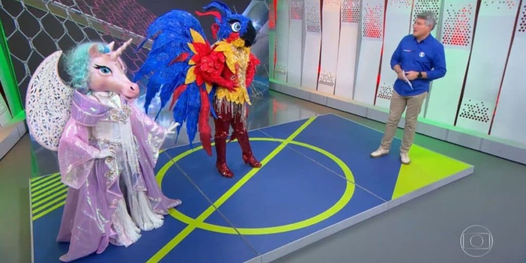 Finalistas do The Masked Singer invadem intervalo do futebol e identidades são expostas