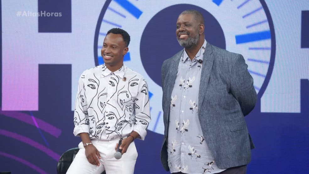 Thiaguinho e Péricles no "Altas Horas" (Foto: Reprodução/TV Globo)
