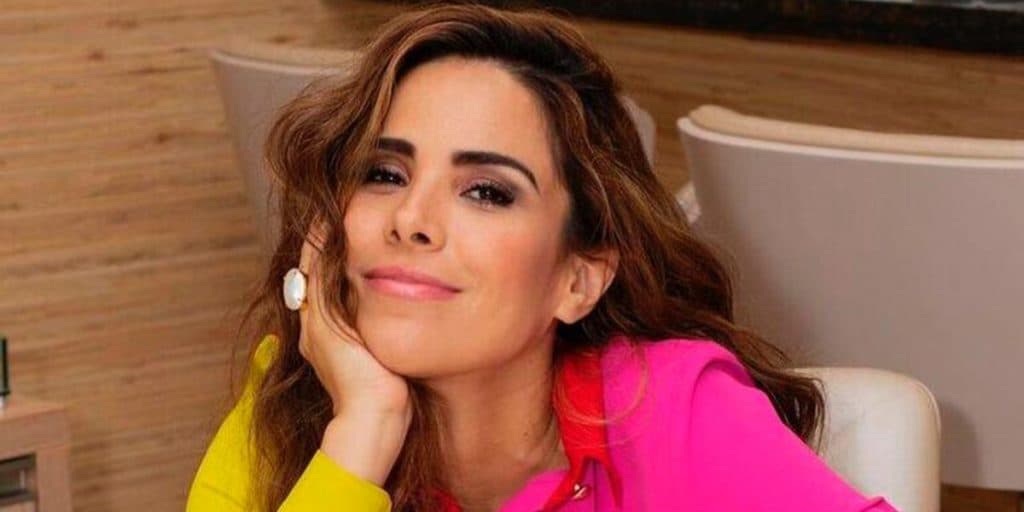 Wanessa perde dente e se joga no chão em cima de palco.