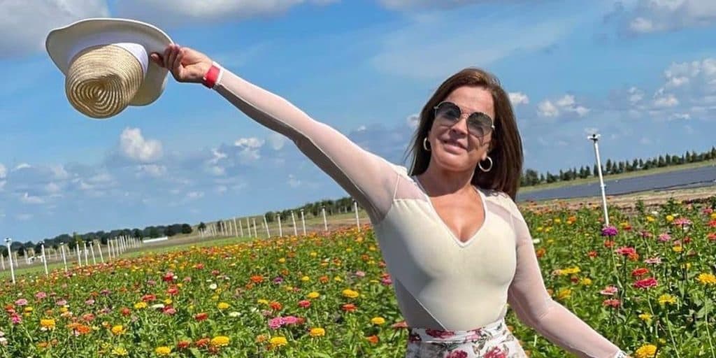 Zilu, após surgir aos beijos com mulher aos 63, olha para baixo, abre as pernas e parte grossa escapa: “Gostosa”