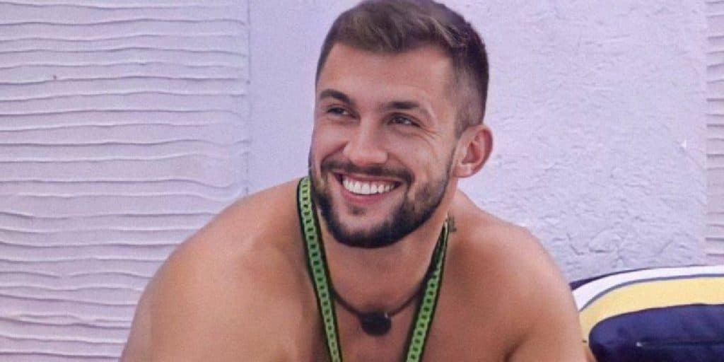 Arthur Picoli explode em vídeo com sexo dentro de carro e relato chocante: "Estava sentando gostosinho"