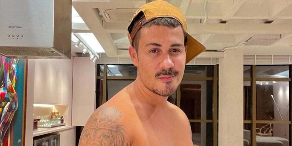 Carlinhos Maia se descuida, faz vídeo quente no banheiro e parte íntima fica de fora: "Piroc#"
