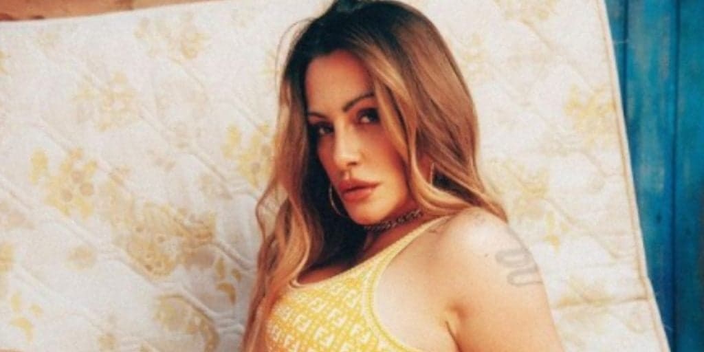 Cleo surge puxando minúsculo biquíni com força e parte íntima depilada escapa: "Se exibindo"