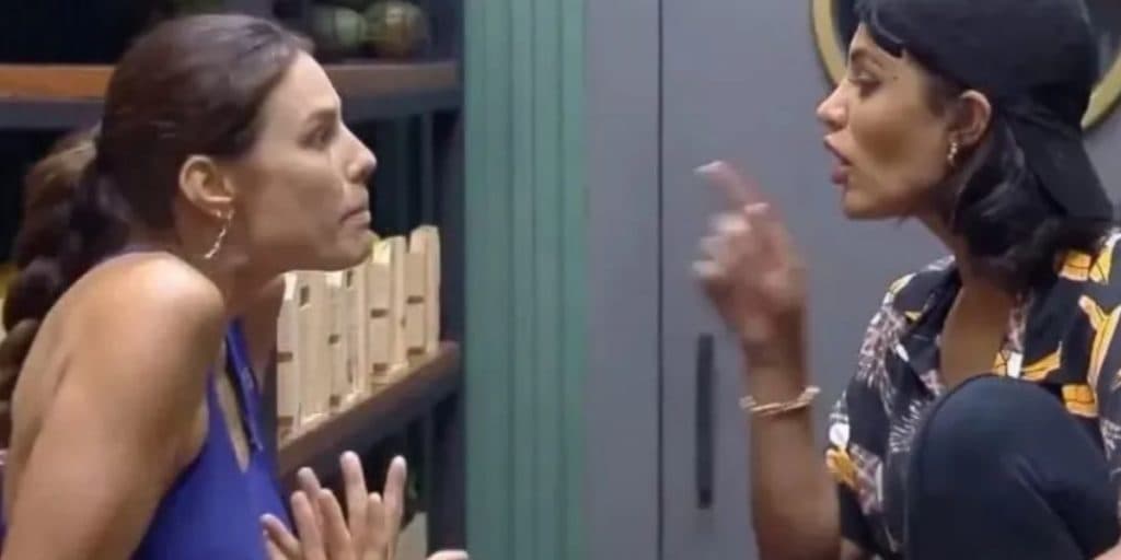 A Fazenda 13: Dayane passa dos limites em discussão com Aline, joga água e gritaria começa: "Louca"