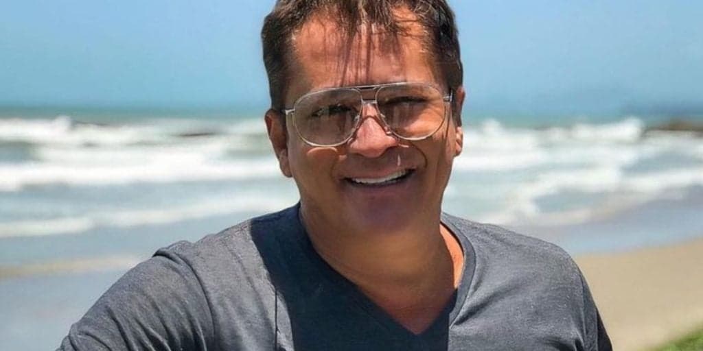 Leonardo é flagrado se agarrando com mulher e foto entrega momento: “Na última noite”