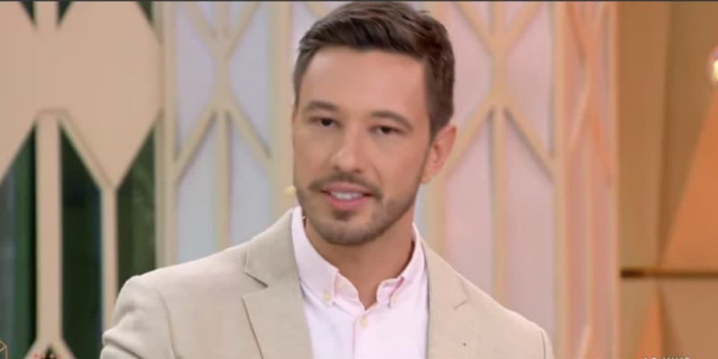 Gabriel Cartolano interrompe Vem Pra Cá com notícia urgente sobre famoso: "Morreu"