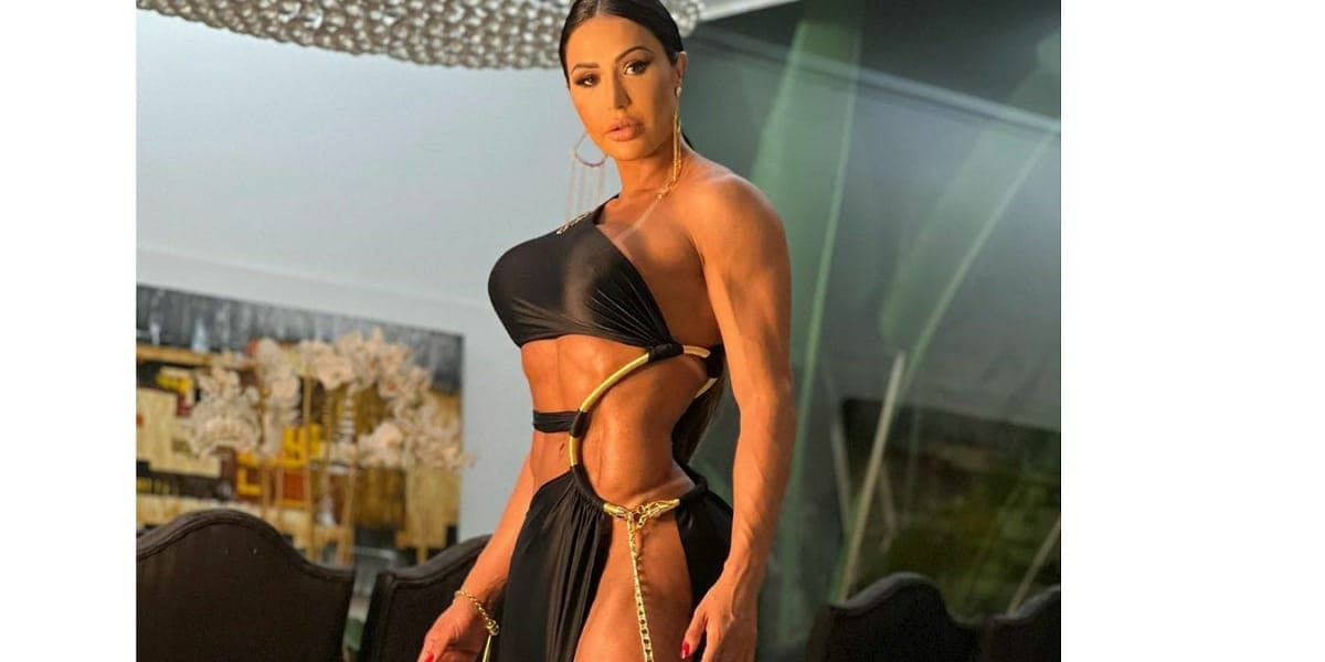 Gracyanne Barbosa surge sem calcinha em evento e rouba a cena 