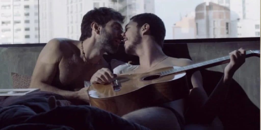 Em 'Verdades Secretas 2', ator revela roda de oração antes de cena quente de sexo gay: “Rolou tudo”