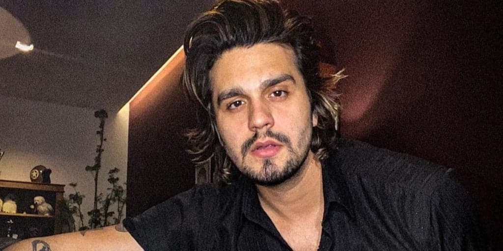 Luan Santana, após assumir relação, deixa namorada no vácuo e recusa beijo: "Gente"