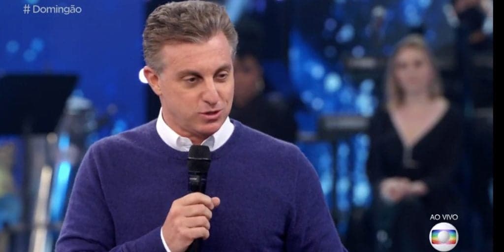 "Essa merda", ao vivo com Caetano Veloso, Luciano Huck ordena que fone seja tirado e detona sem dó