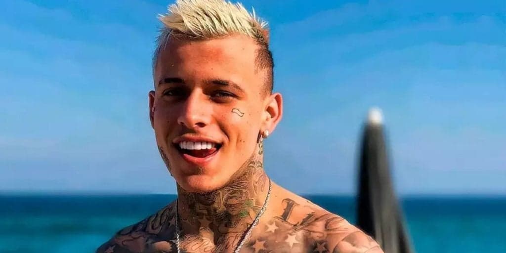 Em show, MC Pedrinho briga em cima do palco com homem que atacou fã no evento: “Agressão”