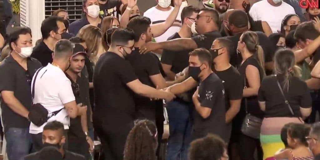 Banda de Marília Mendonça vai até local do velório da cantora e faz despedida especial