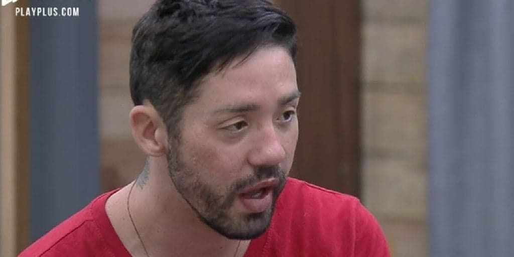 A Fazenda 13: Rico desce a lenha, detona produção da Record e puxa o saco da Globo: "Velho"