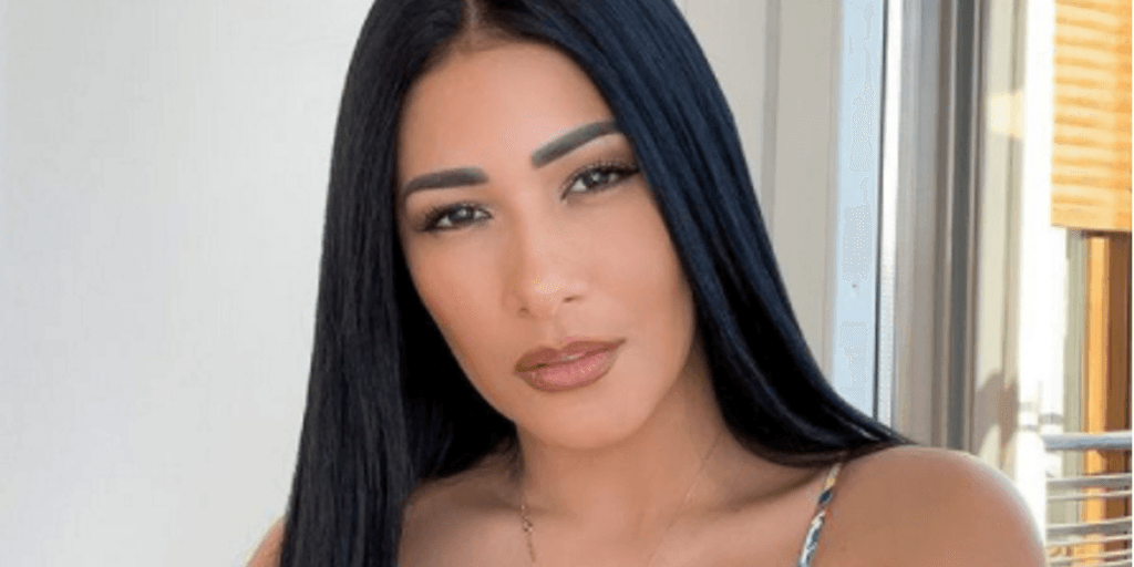 Simaria sensualiza em fotão, usa look super confortável e exibe boa forma: "Mulherão"