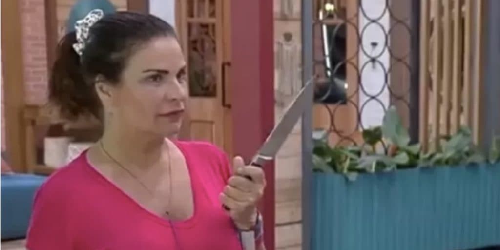 Expulsão?  Solange enlouquece na Fazenda 13 e "ameaça" peões com faca na mão: "Quero ver"