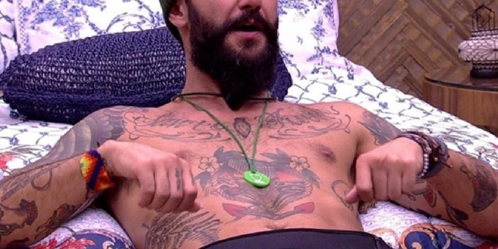Ex-BBB gostosão é flagrado na praia tomando banho completamente pelado com tudo à mostra