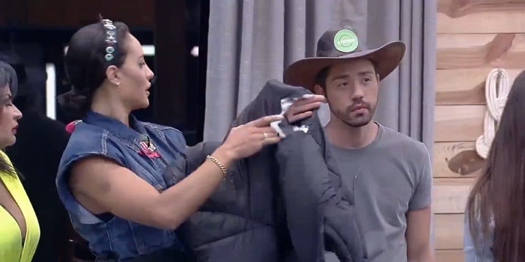 Finalmente! Aline expõe jaqueta rasgada para Rico e vai para cima de Dayane em barraco histórico de ‘A Fazenda 13’