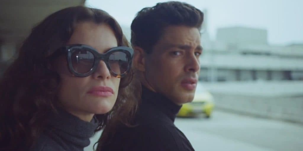 Um Lugar ao Sol - Na frente de Bárbara, Christian é reconhecido e soa frio: "Está sumido"