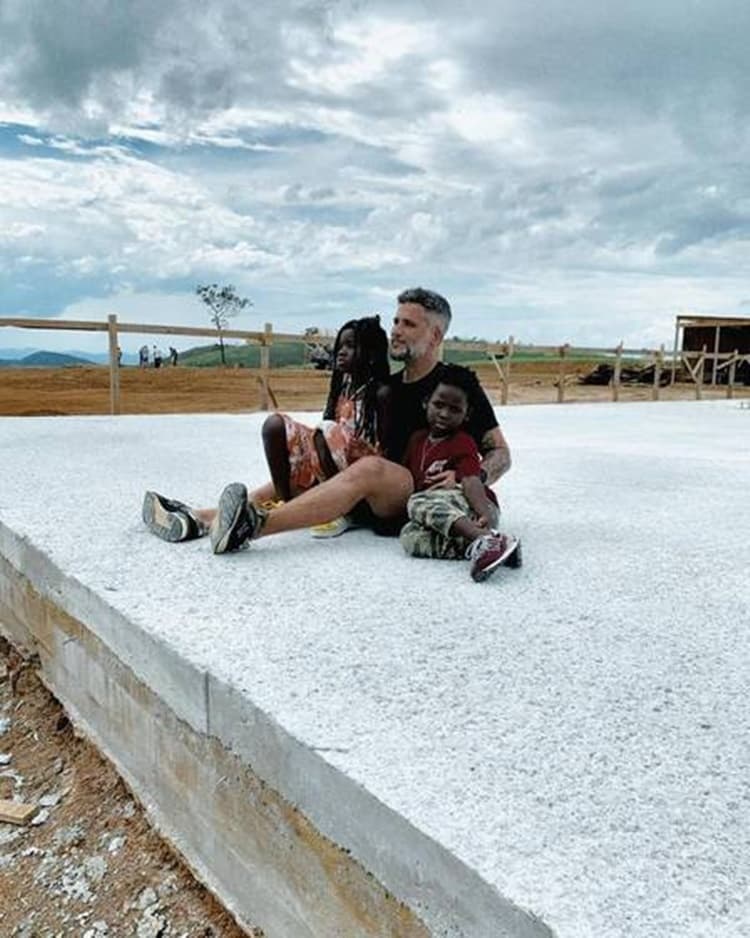 Bruno Gagliasso e seus filhos nas obras da casa (Foto: Reprodução/ Instagram) Bruno Gagliasso e seus filhos nas obras da casa (Foto: Reprodução/ Instagram)