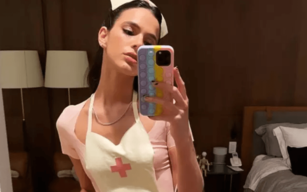 Deu ruim! Bruna Marquezine se fantasia de Enfermeira no Halloween e recebe críticas