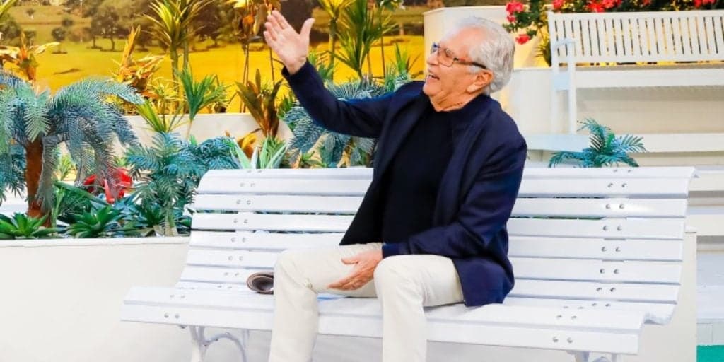 Após falar sobre horário nojento, Carlos Alberto expõe complô contra Praça no SBT: "Ninguém pisa em cachorro morto"