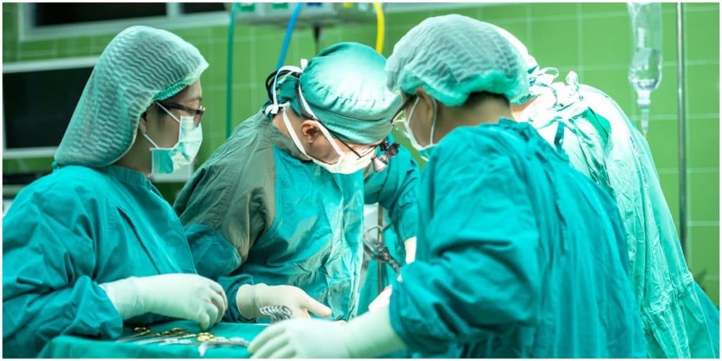 Cantor famoso é operado às pressas para retirada de tumor: "Urgente"