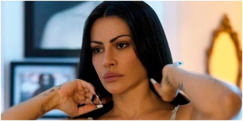 De vestido, Cleo cruza às pernas e parte íntima lisinha escapa: "Branquinha"